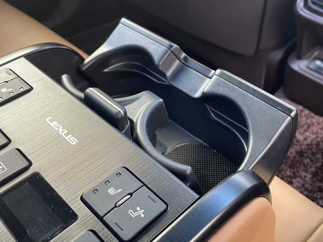 レクサス ＥＳ 300h バージョンL 広島県 2019(平31)年 5万km ソニックチタニウム 禁煙/茶革シート/レクサスセーフティ/・プリクラッシュセーフティ/・レーンディパーチャーアラート/・レーントレーシングアシスト/・オートマチックハイビーム/・アダプティブハイビーム/・先行車発進告知/・ロードサインアシスト/BSM/クリアランスソナー/ヘッドアップディスプレイ/ムーンルーフ/デジタルインナーミラー/純正ナビ/・フルセグ/CD/DVD/Blu-ray/BT/・USB/AUX/SD/サウンドトラック/パノラミックビューモニター/革巻きステアリング/ステアリングスイッチ/ステアリングヒーター/オートライト/シートヒーター／ベンチレーション/純正ドライブレコーダー（前/室内）/ＥＴＣ２．０/３眼ＬＥＤヘッドライト/ヘッドランプクリーナー/シーケンシャルターンランプ/パワーシート/シートメモリー/シートヒーター/ベンチレーション/D席オットマン/後席電動リクライニング/純正フロアマット/純正ドアバイザー/AC100V1500W/純正18インチアルミホイール