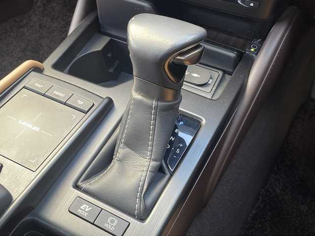 レクサス ＥＳ 300h バージョンL 広島県 2019(平31)年 5万km ソニックチタニウム 禁煙/茶革シート/レクサスセーフティ/・プリクラッシュセーフティ/・レーンディパーチャーアラート/・レーントレーシングアシスト/・オートマチックハイビーム/・アダプティブハイビーム/・先行車発進告知/・ロードサインアシスト/BSM/クリアランスソナー/ヘッドアップディスプレイ/ムーンルーフ/デジタルインナーミラー/純正ナビ/・フルセグ/CD/DVD/Blu-ray/BT/・USB/AUX/SD/サウンドトラック/パノラミックビューモニター/革巻きステアリング/ステアリングスイッチ/ステアリングヒーター/オートライト/シートヒーター／ベンチレーション/純正ドライブレコーダー（前/室内）/ＥＴＣ２．０/３眼ＬＥＤヘッドライト/ヘッドランプクリーナー/シーケンシャルターンランプ/パワーシート/シートメモリー/シートヒーター/ベンチレーション/D席オットマン/後席電動リクライニング/純正フロアマット/純正ドアバイザー/AC100V1500W/純正18インチアルミホイール