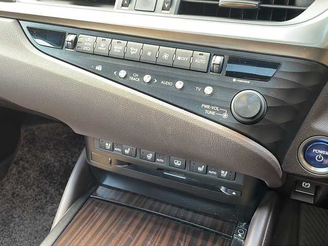 レクサス ＥＳ 300h バージョンL 広島県 2019(平31)年 5万km ソニックチタニウム 禁煙/茶革シート/レクサスセーフティ/・プリクラッシュセーフティ/・レーンディパーチャーアラート/・レーントレーシングアシスト/・オートマチックハイビーム/・アダプティブハイビーム/・先行車発進告知/・ロードサインアシスト/BSM/クリアランスソナー/ヘッドアップディスプレイ/ムーンルーフ/デジタルインナーミラー/純正ナビ/・フルセグ/CD/DVD/Blu-ray/BT/・USB/AUX/SD/サウンドトラック/パノラミックビューモニター/革巻きステアリング/ステアリングスイッチ/ステアリングヒーター/オートライト/シートヒーター／ベンチレーション/純正ドライブレコーダー（前/室内）/ＥＴＣ２．０/３眼ＬＥＤヘッドライト/ヘッドランプクリーナー/シーケンシャルターンランプ/パワーシート/シートメモリー/シートヒーター/ベンチレーション/D席オットマン/後席電動リクライニング/純正フロアマット/純正ドアバイザー/AC100V1500W/純正18インチアルミホイール