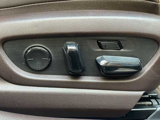 レクサス ＥＳ 300h バージョンL 広島県 2019(平31)年 5万km ソニックチタニウム 禁煙/茶革シート/レクサスセーフティ/・プリクラッシュセーフティ/・レーンディパーチャーアラート/・レーントレーシングアシスト/・オートマチックハイビーム/・アダプティブハイビーム/・先行車発進告知/・ロードサインアシスト/BSM/クリアランスソナー/ヘッドアップディスプレイ/ムーンルーフ/デジタルインナーミラー/純正ナビ/・フルセグ/CD/DVD/Blu-ray/BT/・USB/AUX/SD/サウンドトラック/パノラミックビューモニター/革巻きステアリング/ステアリングスイッチ/ステアリングヒーター/オートライト/シートヒーター／ベンチレーション/純正ドライブレコーダー（前/室内）/ＥＴＣ２．０/３眼ＬＥＤヘッドライト/ヘッドランプクリーナー/シーケンシャルターンランプ/パワーシート/シートメモリー/シートヒーター/ベンチレーション/D席オットマン/後席電動リクライニング/純正フロアマット/純正ドアバイザー/AC100V1500W/純正18インチアルミホイール