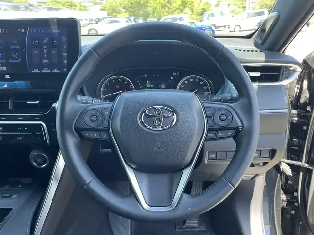 トヨタ ハリアー Z 愛媛県 2021(令3)年 1.6万km ブラック 純正12.3インチナビ/（Bluetooth/フルセグテレビ/メモリナビ）/全方位カメラ/ＥＴＣ２．０/パワーシート/電動リアゲート/アダプティブクルーズコントロール/コーナーセンサー/ABS/横滑り防止装置/レーンキープアシスト/盗難防止装置/衝突被害軽減システム/オートライト/ＬＥＤヘッドライト/純正アルミホイール19インチ/純正フロアマット/スマートキー/スペアキー