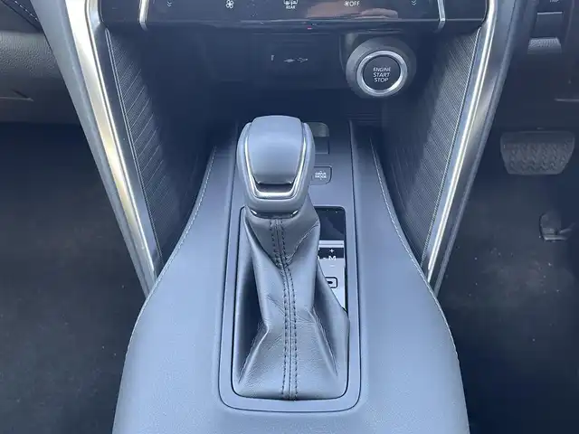 トヨタ ハリアー Z 愛媛県 2021(令3)年 1.6万km ブラック 純正12.3インチナビ/（Bluetooth/フルセグテレビ/メモリナビ）/全方位カメラ/ＥＴＣ２．０/パワーシート/電動リアゲート/アダプティブクルーズコントロール/コーナーセンサー/ABS/横滑り防止装置/レーンキープアシスト/盗難防止装置/衝突被害軽減システム/オートライト/ＬＥＤヘッドライト/純正アルミホイール19インチ/純正フロアマット/スマートキー/スペアキー