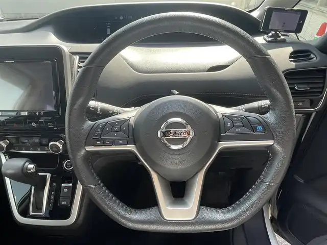 日産 セレナ ハイウェイスターVセレクションⅡ 愛知県 2019(平31)年 8.4万km ブリリアントホワイトパール セーフティパックB /プロパイロット　/LDW /クリアランスソナー　/後席モニター　/パーキングアシスト　/アラウンドビュー　/デジタルインナーミラー　/ハンズフリー両側パワースライドドア　/LEDヘッド　/ステアリングスイッチ　/インテリジェントキー　/スペアキー