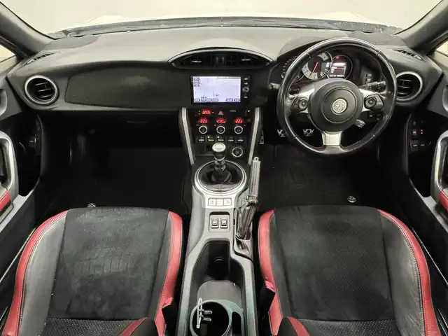 トヨタ ８６ GT リミテッド 三重県 2016(平28)年 6.5万km クリスタルホワイトパール プレミアムガソリン/FR/6F/純正 7インチナビ NSZT-W66T/（AM/FM/CD/DVD/TV/SD/SDREC/Bluetooth）/バックカメラ/ドライブレコーダー 前方/ETC/安全/・ABS/・VSC（ビークル・スタビリティ・コントロール）/・トラクションコントロール（TRACK機能付）/・ヒルスタートアシスト/・緊急ブレーキシグナル/・SRS 運転席・助手席＋サイド＋カーテンシールドエアバッグ/装備/・【OP】SACHSアブソーバー（フロント・リヤ）/・ウェッズスポーツ 社外18inAW*/・ハーフレザーシート（本革×アルカンターラ）/・シートヒーター（D/N）/・クルーズコントロール/・左右独立オートエアコン/・コンライト（ヘッドライト自動点灯・自動消灯システム）/・LEDヘッドランプ/・フロント（LED）＆リヤフォグランプ/・ステアリングスイッチ/・電動格納ドアミラー/・パワーステアリング/・パワーウインドウ/・プッシュスタート/・取/・予備スマートキーx1/*【アルミホイール】/・WedsSport RE05M/・18×8.5J ＋45 100-5H/・2022年12月製造