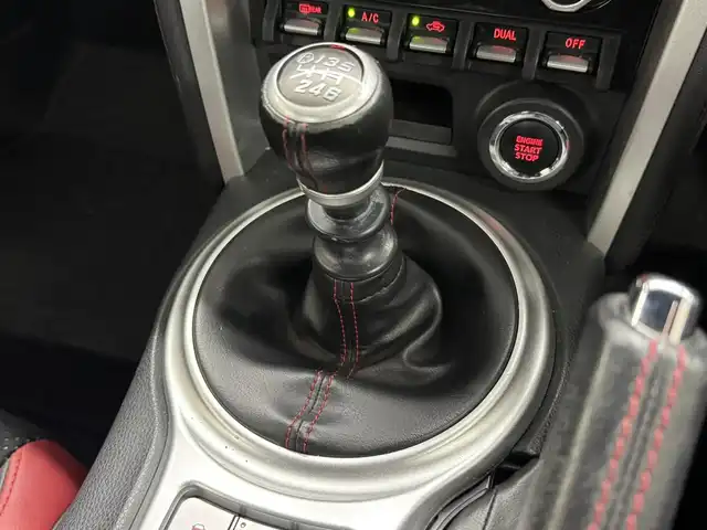トヨタ ８６ GT リミテッド 三重県 2016(平28)年 6.5万km クリスタルホワイトパール プレミアムガソリン/FR/6F/純正 7インチナビ NSZT-W66T/（AM/FM/CD/DVD/TV/SD/SDREC/Bluetooth）/バックカメラ/ドライブレコーダー 前方/ETC/安全/・ABS/・VSC（ビークル・スタビリティ・コントロール）/・トラクションコントロール（TRACK機能付）/・ヒルスタートアシスト/・緊急ブレーキシグナル/・SRS 運転席・助手席＋サイド＋カーテンシールドエアバッグ/装備/・【OP】SACHSアブソーバー（フロント・リヤ）/・ウェッズスポーツ 社外18inAW*/・ハーフレザーシート（本革×アルカンターラ）/・シートヒーター（D/N）/・クルーズコントロール/・左右独立オートエアコン/・コンライト（ヘッドライト自動点灯・自動消灯システム）/・LEDヘッドランプ/・フロント（LED）＆リヤフォグランプ/・ステアリングスイッチ/・電動格納ドアミラー/・パワーステアリング/・パワーウインドウ/・プッシュスタート/・取/・予備スマートキーx1/*【アルミホイール】/・WedsSport RE05M/・18×8.5J ＋45 100-5H/・2022年12月製造
