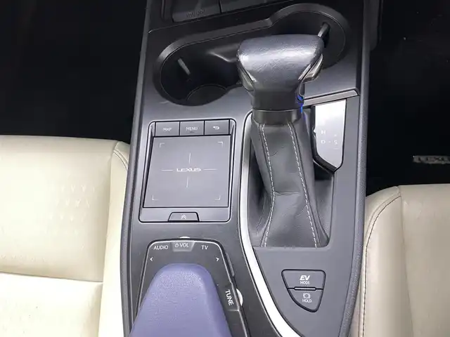 レクサス ＵＸ 250h アーバンエレガンス 熊本県 2021(令3)年 2.8万km グラファイトブラックガラスフレーク サンルーフ/純正ナビ（ApplCarPlay・AndroidAuto・CD・DVD・フルセグ・BT・USB）/パノラミックビュモニター/前後コーナーセンサー/ビルトインETC2.0/レクサスセーフティーシステム/・プリクラッシュセーフティ/・レーンキープアシスト/・ロードサインアシスト/・アダブティブクルーズコントロール/・オートハイビーム/・ブラインドスポットモニター/・リアクロストラフィックアラート/・駐車時支援パーキングサポートシステム/横滑り防止/パワーバックドア/前席シートヒーター/ステアリングヒーター/ヘッドアップディスプレイ/パドルシフト/電動パーキング/ブレーキホールド/レザーシート/純正フロアマット/純正１８インチAW/オートライト/LEDヘッドライト/フォグランプ/スマートキー/プッシュスタート