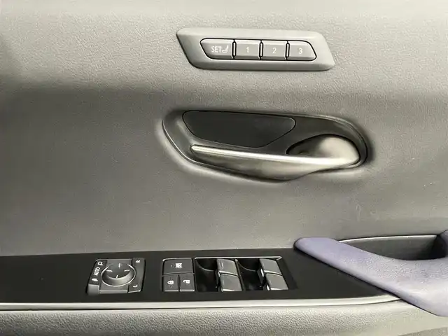 レクサス ＵＸ 250h アーバンエレガンス 熊本県 2021(令3)年 2.8万km グラファイトブラックガラスフレーク サンルーフ/純正ナビ（ApplCarPlay・AndroidAuto・CD・DVD・フルセグ・BT・USB）/パノラミックビュモニター/前後コーナーセンサー/ビルトインETC2.0/レクサスセーフティーシステム/・プリクラッシュセーフティ/・レーンキープアシスト/・ロードサインアシスト/・アダブティブクルーズコントロール/・オートハイビーム/・ブラインドスポットモニター/・リアクロストラフィックアラート/・駐車時支援パーキングサポートシステム/横滑り防止/パワーバックドア/前席シートヒーター/ステアリングヒーター/ヘッドアップディスプレイ/パドルシフト/電動パーキング/ブレーキホールド/レザーシート/純正フロアマット/純正１８インチAW/オートライト/LEDヘッドライト/フォグランプ/スマートキー/プッシュスタート