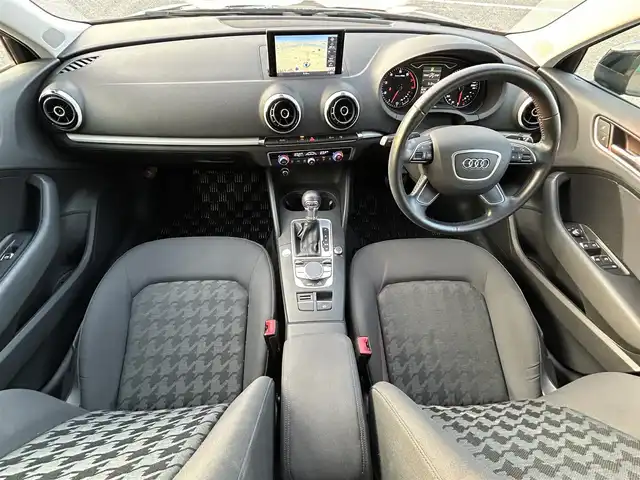アウディ Ａ３ スポーツバック 1．4 TFSI 徳島県 2015(平27)年 6.7万km 黒 純正ナビ/（BT/CD/SD/フルセグＴＶ）/バックカメラ/ビルトインETC/電動パーキングブレーキ/パドルシフト/革巻きステアリング/ステアリングスイッチ/プッシュスタート/スマートキー/スペアキー1本/キセノンヘッドライト/前後コーナーセンサー/純正16インチアルミホイール/取扱説明書/保証書有り