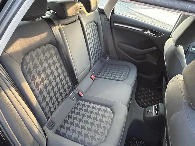 アウディ Ａ３ スポーツバック 1．4 TFSI 徳島県 2015(平27)年 6.7万km 黒 純正ナビ/（BT/CD/SD/フルセグＴＶ）/バックカメラ/ビルトインETC/電動パーキングブレーキ/パドルシフト/革巻きステアリング/ステアリングスイッチ/プッシュスタート/スマートキー/スペアキー1本/キセノンヘッドライト/前後コーナーセンサー/純正16インチアルミホイール/取扱説明書/保証書有り