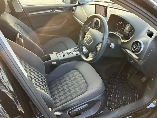 アウディ Ａ３ スポーツバック 1．4 TFSI 徳島県 2015(平27)年 6.7万km 黒 純正ナビ/（BT/CD/SD/フルセグＴＶ）/バックカメラ/ビルトインETC/電動パーキングブレーキ/パドルシフト/革巻きステアリング/ステアリングスイッチ/プッシュスタート/スマートキー/スペアキー1本/キセノンヘッドライト/前後コーナーセンサー/純正16インチアルミホイール/取扱説明書/保証書有り