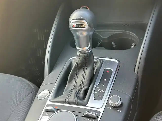 アウディ Ａ３ スポーツバック 1．4 TFSI 徳島県 2015(平27)年 6.7万km 黒 純正ナビ/（BT/CD/SD/フルセグＴＶ）/バックカメラ/ビルトインETC/電動パーキングブレーキ/パドルシフト/革巻きステアリング/ステアリングスイッチ/プッシュスタート/スマートキー/スペアキー1本/キセノンヘッドライト/前後コーナーセンサー/純正16インチアルミホイール/取扱説明書/保証書有り