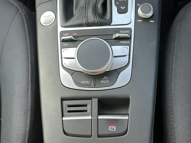 アウディ Ａ３ スポーツバック 1．4 TFSI 徳島県 2015(平27)年 6.7万km 黒 純正ナビ/（BT/CD/SD/フルセグＴＶ）/バックカメラ/ビルトインETC/電動パーキングブレーキ/パドルシフト/革巻きステアリング/ステアリングスイッチ/プッシュスタート/スマートキー/スペアキー1本/キセノンヘッドライト/前後コーナーセンサー/純正16インチアルミホイール/取扱説明書/保証書有り