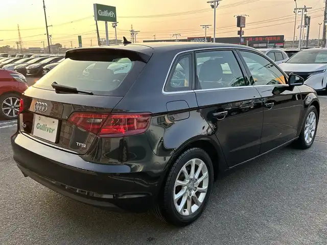 アウディ Ａ３ スポーツバック 1．4 TFSI 徳島県 2015(平27)年 6.7万km 黒 純正ナビ/（BT/CD/SD/フルセグＴＶ）/バックカメラ/ビルトインETC/電動パーキングブレーキ/パドルシフト/革巻きステアリング/ステアリングスイッチ/プッシュスタート/スマートキー/スペアキー1本/キセノンヘッドライト/前後コーナーセンサー/純正16インチアルミホイール/取扱説明書/保証書有り