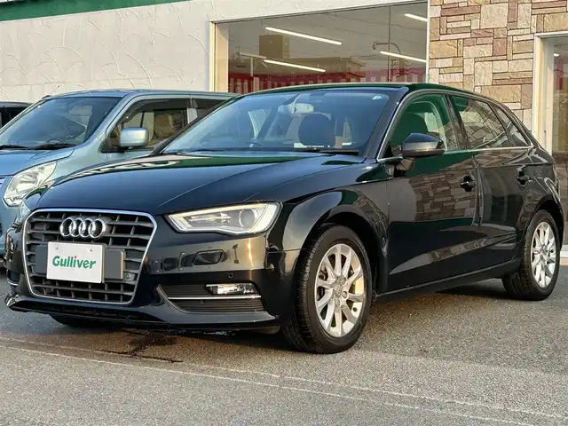 アウディ Ａ３ スポーツバック 1．4 TFSI 徳島県 2015(平27)年 6.7万km 黒 純正ナビ/（BT/CD/SD/フルセグＴＶ）/バックカメラ/ビルトインETC/電動パーキングブレーキ/パドルシフト/革巻きステアリング/ステアリングスイッチ/プッシュスタート/スマートキー/スペアキー1本/キセノンヘッドライト/前後コーナーセンサー/純正16インチアルミホイール/取扱説明書/保証書有り