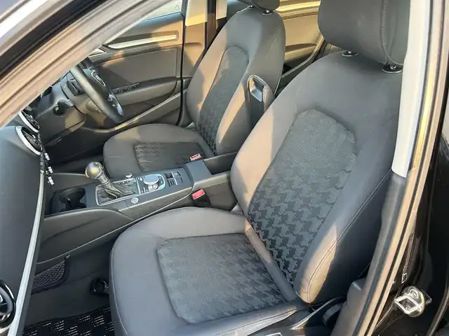 アウディ Ａ３ スポーツバック 1．4 TFSI 徳島県 2015(平27)年 6.7万km 黒 純正ナビ/（BT/CD/SD/フルセグＴＶ）/バックカメラ/ビルトインETC/電動パーキングブレーキ/パドルシフト/革巻きステアリング/ステアリングスイッチ/プッシュスタート/スマートキー/スペアキー1本/キセノンヘッドライト/前後コーナーセンサー/純正16インチアルミホイール/取扱説明書/保証書有り