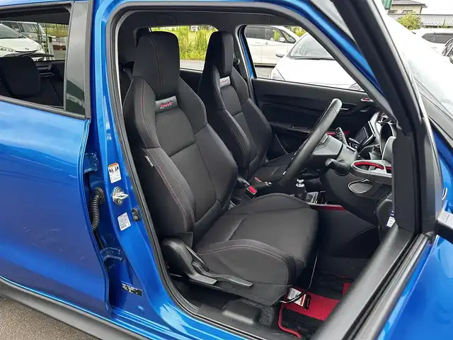 スズキ スイフト スポーツ 宮城県 2024(令6)年 1.6万km スピーディーブルーM ワンオーナー/6速MT/セーフティサポート/・デュアルセンサーブレーキサポート/・アダプティブクルーズコントロール/・リアパーキングセンサー/・車線逸脱警報機能/・車線逸脱抑制機能/・リアクロストラフィックアラート/・ブラインドスポットモニター/・ハイビームアシスト/・ふらつき警報機能/・標識認識機能/・先行車発進お知らせ機能/社外SDメモリナビ/・CD/DVD/・Bluetooth/・フルセグTV/バックカメラ/シートヒーター/革巻きステアリング/ステアリングスイッチ/オートエアコン/LEDヘッドランプ/フォグランプ/オートライト/スマートキー＆プッシュスタート/純正17インチAW（スタッドレス）/純正フロアマット/W/サイド/カーテンエアバッグ/取扱説明書/保証書