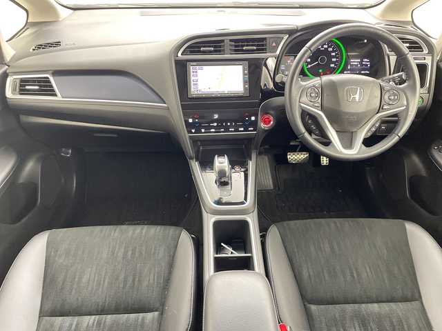 ホンダ シャトル ハイブリッド X ホンダセンシング 大阪府 2019(令1)年 5.3万km プラチナホワイトパール ホンダセンシング/　・衝突軽減ブレーキ/　・誤発進抑制機能/　・先行車発進お知らせ機能/　・標識認識機能/　・路外逸脱抑制機能/　・アダプティブ・クルーズ・コントロール/　・車線維持支援システム/　・オートマチックハイビーム/純正ナビ/　（Bluetooth/CD）/バックカメラ/シートヒーター/LEDヘッドライト/フォグランプ/オートライト/社外16インチアルミホイール/コーナーセンサー/スマートキー/ETC