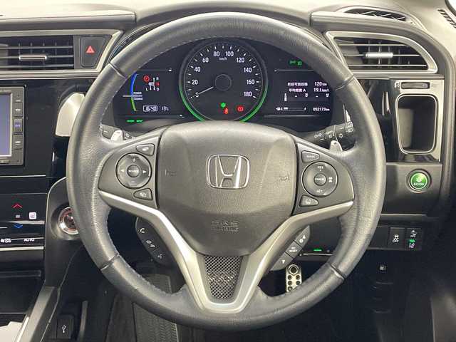 ホンダ シャトル ハイブリッド X ホンダセンシング 大阪府 2019(令1)年 5.3万km プラチナホワイトパール ホンダセンシング/　・衝突軽減ブレーキ/　・誤発進抑制機能/　・先行車発進お知らせ機能/　・標識認識機能/　・路外逸脱抑制機能/　・アダプティブ・クルーズ・コントロール/　・車線維持支援システム/　・オートマチックハイビーム/純正ナビ/　（Bluetooth/CD）/バックカメラ/シートヒーター/LEDヘッドライト/フォグランプ/オートライト/社外16インチアルミホイール/コーナーセンサー/スマートキー/ETC