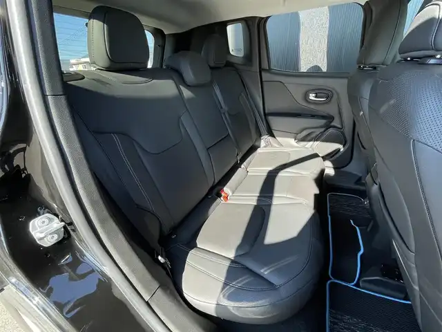 クライスラー・ジープ ジープ レネゲード リミテッド 4xe 長野県 2022(令4)年 3.9万km 黒 黒革シート/ パワーシート / シートヒーター / ACC (アダプティブクルーズコントロール)/ BSM（ブラインドスポットモニター）/ LKA（レーンキープアシスト）/ AppleCarPlay / 純正ナビ / バックカメラ / ヒーテッドステアリング / パークセンサー / LEDヘッドライト / ETC2.0 / USB / 充電ケーブル / 純正17インチAW / 前後ドラレコ