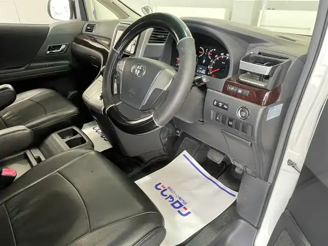 トヨタ ヴェルファイア 2．4Z 佐賀県 2012(平24)年 12.2万km ホワイトパールクリスタルシャイン （株）IDOMが運営する【じしゃロン佐賀店】の自社ローン専用車両になります。こちらは現金またはオートローンご利用時の価格です。自社ローンご希望の方は別途その旨お申し付けください。/HDDナビ/バックカメラ/Bluetooth/フルセグTV/ビルトインETC/フリップダウンモニター/両側パワースライドドア/HIDヘッドライト/オートライト/プッシュスタート