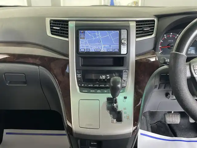 トヨタ ヴェルファイア 2．4Z 佐賀県 2012(平24)年 12.2万km ホワイトパールクリスタルシャイン （株）IDOMが運営する【じしゃロン佐賀店】の自社ローン専用車両になります。こちらは現金またはオートローンご利用時の価格です。自社ローンご希望の方は別途その旨お申し付けください。/HDDナビ/バックカメラ/Bluetooth/フルセグTV/ビルトインETC/フリップダウンモニター/両側パワースライドドア/HIDヘッドライト/オートライト/プッシュスタート