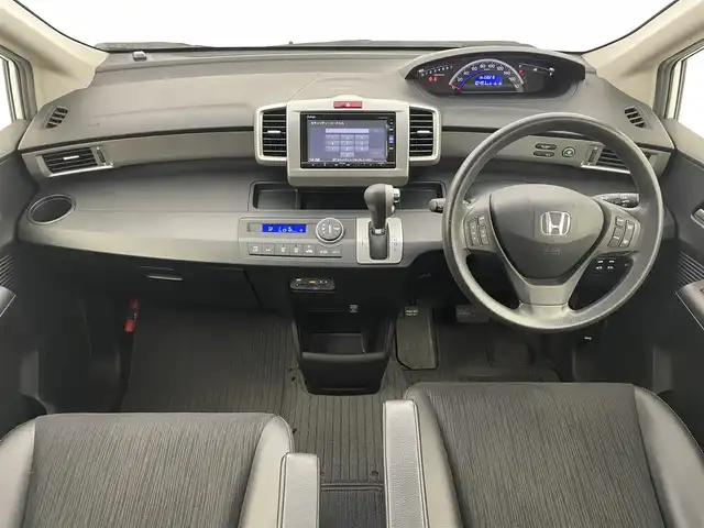 ホンダ フリード G プレミアムエディション 富山県 2016(平28)年 3.1万km ホワイトオーキッドパール 純正ナビ（AM/FM/CD/DVD/BT）/フルセグTV/バックカメラ/フリップダウンモニター/両側パワースライドドア/ハーフレザーシート/クルーズコントロール/スマートキー×2/HIDヘッドライト/横滑り防止装置/純正フロアマット