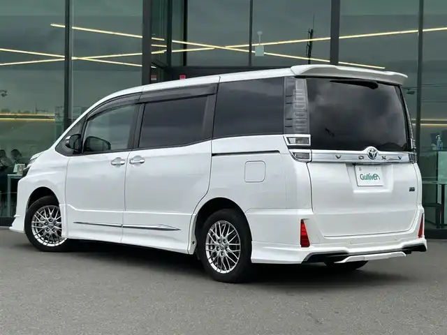 トヨタ ヴォクシー ハイブリッド ZS 煌Ⅲ 東京都 2021(令3)年 5.1万km ホワイトパールクリスタルシャイン セーフティセンス/・プリクラッシュセーフティ/・レーンキープアシスト/・オートハイビーム/・インテリジェントクリアランスソナー/純正10.5型ナビ（NSZN-Z68T）/バックカメラ/・CD/DVD/BT/AM/FM/・HDMI×USB/ミラーリング/TV/クルーズコントロール/ハーフレザーシート/・前席シートヒーター/両側パワースライドドア/リアロールサンシェード/トラクションコントロール/モデリスタフルエアロ/シグネチャーイルブレード/LEDヘッドライト/フォグ/ビルトインETC/保証書・取説・スペアキー