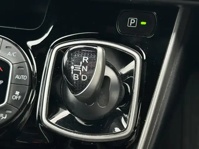 トヨタ ヴォクシー ハイブリッド ZS 煌Ⅲ 東京都 2021(令3)年 5.1万km ホワイトパールクリスタルシャイン セーフティセンス/・プリクラッシュセーフティ/・レーンキープアシスト/・オートハイビーム/・インテリジェントクリアランスソナー/純正10.5型ナビ（NSZN-Z68T）/バックカメラ/・CD/DVD/BT/AM/FM/・HDMI×USB/ミラーリング/TV/クルーズコントロール/ハーフレザーシート/・前席シートヒーター/両側パワースライドドア/リアロールサンシェード/トラクションコントロール/モデリスタフルエアロ/シグネチャーイルブレード/LEDヘッドライト/フォグ/ビルトインETC/保証書・取説・スペアキー