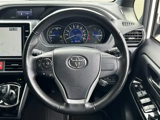 トヨタ ヴォクシー ハイブリッド ZS 煌Ⅲ 東京都 2021(令3)年 5.1万km ホワイトパールクリスタルシャイン セーフティセンス/・プリクラッシュセーフティ/・レーンキープアシスト/・オートハイビーム/・インテリジェントクリアランスソナー/純正10.5型ナビ（NSZN-Z68T）/バックカメラ/・CD/DVD/BT/AM/FM/・HDMI×USB/ミラーリング/TV/クルーズコントロール/ハーフレザーシート/・前席シートヒーター/両側パワースライドドア/リアロールサンシェード/トラクションコントロール/モデリスタフルエアロ/シグネチャーイルブレード/LEDヘッドライト/フォグ/ビルトインETC/保証書・取説・スペアキー
