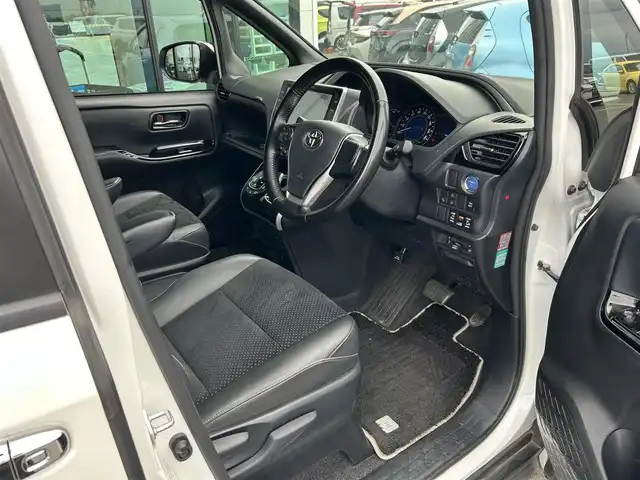 トヨタ ヴォクシー ハイブリッド ZS 煌Ⅲ 東京都 2021(令3)年 5.1万km ホワイトパールクリスタルシャイン セーフティセンス/・プリクラッシュセーフティ/・レーンキープアシスト/・オートハイビーム/・インテリジェントクリアランスソナー/純正10.5型ナビ（NSZN-Z68T）/バックカメラ/・CD/DVD/BT/AM/FM/・HDMI×USB/ミラーリング/TV/クルーズコントロール/ハーフレザーシート/・前席シートヒーター/両側パワースライドドア/リアロールサンシェード/トラクションコントロール/モデリスタフルエアロ/シグネチャーイルブレード/LEDヘッドライト/フォグ/ビルトインETC/保証書・取説・スペアキー