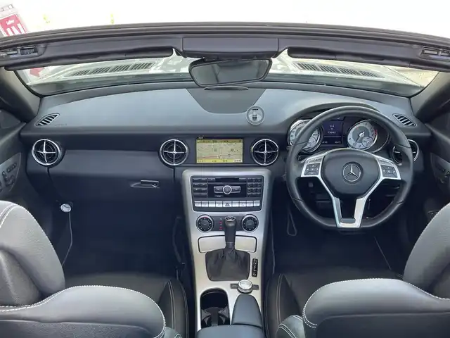 メルセデス・ベンツ ＳＬＫ２００ ブルーエフィシェンシー 愛知県 2011(平23)年 7.3万km カルサイトホワイト /禁煙車//純正ナビ//純正フルセグTV//CD/DVD/BT/USB//ETC//クルーズコントロール//横滑り防止装置//パーキングブレーキ//パークトロニック//デフロスタースイッチ//リアデフォッガースイッチ//ステアスイッチ//パドルシフト//ステアリング調整レバー//レザーシート//パワーシート(D/N)//シートヒーター(D/N)//エアスカーフ(D/N)//メモリーシート(D/N)//純正キセノンオートライト//フロントフォグランプ//純正17インチアルミホイール//オートリトラミラー//ライト付きバニティミラー//手動防眩ミラー//イモビライザー//本革巻きステアリング//スマートキー//スペアキー1本//取扱説明書//ナビ説明書//保証書//D記録簿(H23)