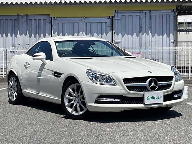 メルセデス・ベンツ ＳＬＫ２００ ブルーエフィシェンシー 愛知県 2011(平23)年 7.3万km カルサイトホワイト /禁煙車//純正ナビ//純正フルセグTV//CD/DVD/BT/USB//ETC//クルーズコントロール//横滑り防止装置//パーキングブレーキ//パークトロニック//デフロスタースイッチ//リアデフォッガースイッチ//ステアスイッチ//パドルシフト//ステアリング調整レバー//レザーシート//パワーシート(D/N)//シートヒーター(D/N)//エアスカーフ(D/N)//メモリーシート(D/N)//純正キセノンオートライト//フロントフォグランプ//純正17インチアルミホイール//オートリトラミラー//ライト付きバニティミラー//手動防眩ミラー//イモビライザー//本革巻きステアリング//スマートキー//スペアキー1本//取扱説明書//ナビ説明書//保証書//D記録簿(H23)