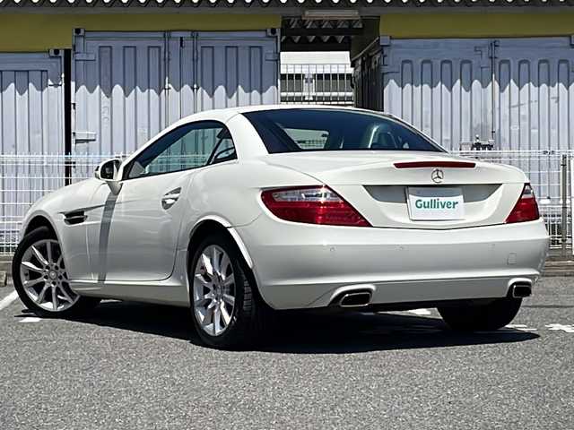 メルセデス・ベンツ ＳＬＫ２００ ブルーエフィシェンシー 愛知県 2011(平23)年 7.3万km カルサイトホワイト /禁煙車//純正ナビ//純正フルセグTV//CD/DVD/BT/USB//ETC//クルーズコントロール//横滑り防止装置//パーキングブレーキ//パークトロニック//デフロスタースイッチ//リアデフォッガースイッチ//ステアスイッチ//パドルシフト//ステアリング調整レバー//レザーシート//パワーシート(D/N)//シートヒーター(D/N)//エアスカーフ(D/N)//メモリーシート(D/N)//純正キセノンオートライト//フロントフォグランプ//純正17インチアルミホイール//オートリトラミラー//ライト付きバニティミラー//手動防眩ミラー//イモビライザー//本革巻きステアリング//スマートキー//スペアキー1本//取扱説明書//ナビ説明書//保証書//D記録簿(H23)