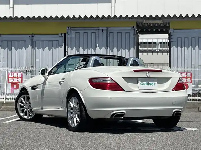 メルセデス・ベンツ ＳＬＫ２００ ブルーエフィシェンシー 愛知県 2011(平23)年 7.3万km カルサイトホワイト /禁煙車//純正ナビ//純正フルセグTV//CD/DVD/BT/USB//ETC//クルーズコントロール//横滑り防止装置//パーキングブレーキ//パークトロニック//デフロスタースイッチ//リアデフォッガースイッチ//ステアスイッチ//パドルシフト//ステアリング調整レバー//レザーシート//パワーシート(D/N)//シートヒーター(D/N)//エアスカーフ(D/N)//メモリーシート(D/N)//純正キセノンオートライト//フロントフォグランプ//純正17インチアルミホイール//オートリトラミラー//ライト付きバニティミラー//手動防眩ミラー//イモビライザー//本革巻きステアリング//スマートキー//スペアキー1本//取扱説明書//ナビ説明書//保証書//D記録簿(H23)