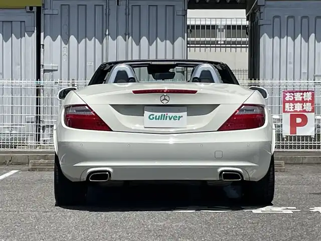 メルセデス・ベンツ ＳＬＫ２００ ブルーエフィシェンシー 愛知県 2011(平23)年 7.3万km カルサイトホワイト /禁煙車//純正ナビ//純正フルセグTV//CD/DVD/BT/USB//ETC//クルーズコントロール//横滑り防止装置//パーキングブレーキ//パークトロニック//デフロスタースイッチ//リアデフォッガースイッチ//ステアスイッチ//パドルシフト//ステアリング調整レバー//レザーシート//パワーシート(D/N)//シートヒーター(D/N)//エアスカーフ(D/N)//メモリーシート(D/N)//純正キセノンオートライト//フロントフォグランプ//純正17インチアルミホイール//オートリトラミラー//ライト付きバニティミラー//手動防眩ミラー//イモビライザー//本革巻きステアリング//スマートキー//スペアキー1本//取扱説明書//ナビ説明書//保証書//D記録簿(H23)