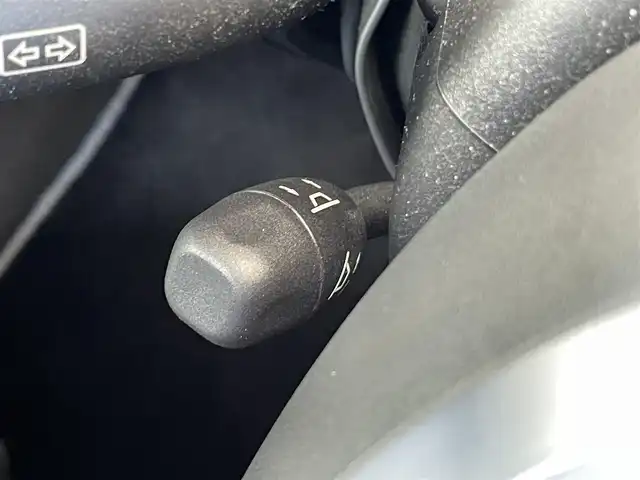 メルセデス・ベンツ ＳＬＫ２００ ブルーエフィシェンシー 愛知県 2011(平23)年 7.3万km カルサイトホワイト /禁煙車//純正ナビ//純正フルセグTV//CD/DVD/BT/USB//ETC//クルーズコントロール//横滑り防止装置//パーキングブレーキ//パークトロニック//デフロスタースイッチ//リアデフォッガースイッチ//ステアスイッチ//パドルシフト//ステアリング調整レバー//レザーシート//パワーシート(D/N)//シートヒーター(D/N)//エアスカーフ(D/N)//メモリーシート(D/N)//純正キセノンオートライト//フロントフォグランプ//純正17インチアルミホイール//オートリトラミラー//ライト付きバニティミラー//手動防眩ミラー//イモビライザー//本革巻きステアリング//スマートキー//スペアキー1本//取扱説明書//ナビ説明書//保証書//D記録簿(H23)