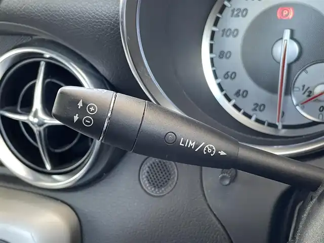 メルセデス・ベンツ ＳＬＫ２００ ブルーエフィシェンシー 愛知県 2011(平23)年 7.3万km カルサイトホワイト /禁煙車//純正ナビ//純正フルセグTV//CD/DVD/BT/USB//ETC//クルーズコントロール//横滑り防止装置//パーキングブレーキ//パークトロニック//デフロスタースイッチ//リアデフォッガースイッチ//ステアスイッチ//パドルシフト//ステアリング調整レバー//レザーシート//パワーシート(D/N)//シートヒーター(D/N)//エアスカーフ(D/N)//メモリーシート(D/N)//純正キセノンオートライト//フロントフォグランプ//純正17インチアルミホイール//オートリトラミラー//ライト付きバニティミラー//手動防眩ミラー//イモビライザー//本革巻きステアリング//スマートキー//スペアキー1本//取扱説明書//ナビ説明書//保証書//D記録簿(H23)