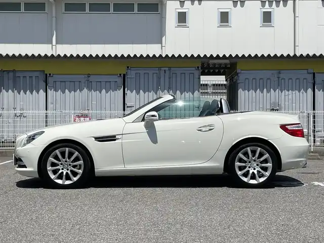 メルセデス・ベンツ ＳＬＫ２００ ブルーエフィシェンシー 愛知県 2011(平23)年 7.3万km カルサイトホワイト /禁煙車//純正ナビ//純正フルセグTV//CD/DVD/BT/USB//ETC//クルーズコントロール//横滑り防止装置//パーキングブレーキ//パークトロニック//デフロスタースイッチ//リアデフォッガースイッチ//ステアスイッチ//パドルシフト//ステアリング調整レバー//レザーシート//パワーシート(D/N)//シートヒーター(D/N)//エアスカーフ(D/N)//メモリーシート(D/N)//純正キセノンオートライト//フロントフォグランプ//純正17インチアルミホイール//オートリトラミラー//ライト付きバニティミラー//手動防眩ミラー//イモビライザー//本革巻きステアリング//スマートキー//スペアキー1本//取扱説明書//ナビ説明書//保証書//D記録簿(H23)