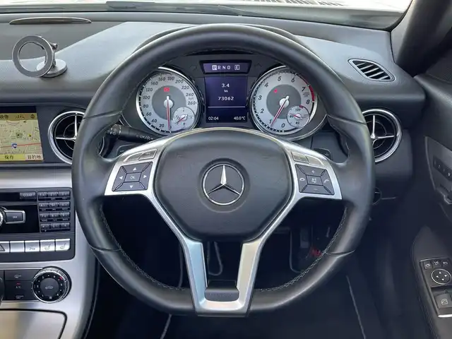 メルセデス・ベンツ ＳＬＫ２００ ブルーエフィシェンシー 愛知県 2011(平23)年 7.3万km カルサイトホワイト /禁煙車//純正ナビ//純正フルセグTV//CD/DVD/BT/USB//ETC//クルーズコントロール//横滑り防止装置//パーキングブレーキ//パークトロニック//デフロスタースイッチ//リアデフォッガースイッチ//ステアスイッチ//パドルシフト//ステアリング調整レバー//レザーシート//パワーシート(D/N)//シートヒーター(D/N)//エアスカーフ(D/N)//メモリーシート(D/N)//純正キセノンオートライト//フロントフォグランプ//純正17インチアルミホイール//オートリトラミラー//ライト付きバニティミラー//手動防眩ミラー//イモビライザー//本革巻きステアリング//スマートキー//スペアキー1本//取扱説明書//ナビ説明書//保証書//D記録簿(H23)