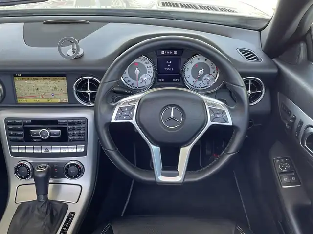 メルセデス・ベンツ ＳＬＫ２００ ブルーエフィシェンシー 愛知県 2011(平23)年 7.3万km カルサイトホワイト /禁煙車//純正ナビ//純正フルセグTV//CD/DVD/BT/USB//ETC//クルーズコントロール//横滑り防止装置//パーキングブレーキ//パークトロニック//デフロスタースイッチ//リアデフォッガースイッチ//ステアスイッチ//パドルシフト//ステアリング調整レバー//レザーシート//パワーシート(D/N)//シートヒーター(D/N)//エアスカーフ(D/N)//メモリーシート(D/N)//純正キセノンオートライト//フロントフォグランプ//純正17インチアルミホイール//オートリトラミラー//ライト付きバニティミラー//手動防眩ミラー//イモビライザー//本革巻きステアリング//スマートキー//スペアキー1本//取扱説明書//ナビ説明書//保証書//D記録簿(H23)