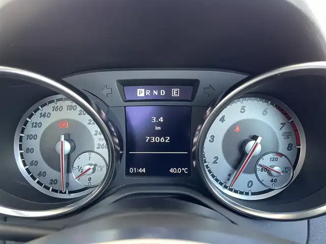 メルセデス・ベンツ ＳＬＫ２００ ブルーエフィシェンシー 愛知県 2011(平23)年 7.3万km カルサイトホワイト /禁煙車//純正ナビ//純正フルセグTV//CD/DVD/BT/USB//ETC//クルーズコントロール//横滑り防止装置//パーキングブレーキ//パークトロニック//デフロスタースイッチ//リアデフォッガースイッチ//ステアスイッチ//パドルシフト//ステアリング調整レバー//レザーシート//パワーシート(D/N)//シートヒーター(D/N)//エアスカーフ(D/N)//メモリーシート(D/N)//純正キセノンオートライト//フロントフォグランプ//純正17インチアルミホイール//オートリトラミラー//ライト付きバニティミラー//手動防眩ミラー//イモビライザー//本革巻きステアリング//スマートキー//スペアキー1本//取扱説明書//ナビ説明書//保証書//D記録簿(H23)