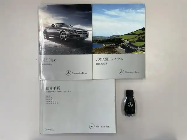 メルセデス・ベンツ ＳＬＫ２００ ブルーエフィシェンシー 愛知県 2011(平23)年 7.3万km カルサイトホワイト /禁煙車//純正ナビ//純正フルセグTV//CD/DVD/BT/USB//ETC//クルーズコントロール//横滑り防止装置//パーキングブレーキ//パークトロニック//デフロスタースイッチ//リアデフォッガースイッチ//ステアスイッチ//パドルシフト//ステアリング調整レバー//レザーシート//パワーシート(D/N)//シートヒーター(D/N)//エアスカーフ(D/N)//メモリーシート(D/N)//純正キセノンオートライト//フロントフォグランプ//純正17インチアルミホイール//オートリトラミラー//ライト付きバニティミラー//手動防眩ミラー//イモビライザー//本革巻きステアリング//スマートキー//スペアキー1本//取扱説明書//ナビ説明書//保証書//D記録簿(H23)