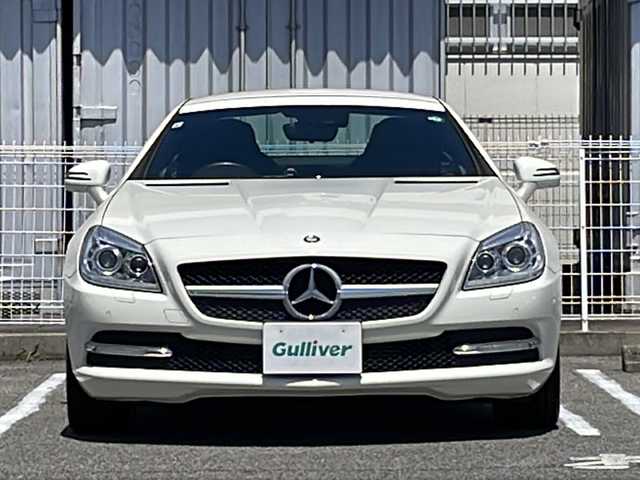 メルセデス・ベンツ ＳＬＫ２００ ブルーエフィシェンシー 愛知県 2011(平23)年 7.3万km カルサイトホワイト /禁煙車//純正ナビ//純正フルセグTV//CD/DVD/BT/USB//ETC//クルーズコントロール//横滑り防止装置//パーキングブレーキ//パークトロニック//デフロスタースイッチ//リアデフォッガースイッチ//ステアスイッチ//パドルシフト//ステアリング調整レバー//レザーシート//パワーシート(D/N)//シートヒーター(D/N)//エアスカーフ(D/N)//メモリーシート(D/N)//純正キセノンオートライト//フロントフォグランプ//純正17インチアルミホイール//オートリトラミラー//ライト付きバニティミラー//手動防眩ミラー//イモビライザー//本革巻きステアリング//スマートキー//スペアキー1本//取扱説明書//ナビ説明書//保証書//D記録簿(H23)