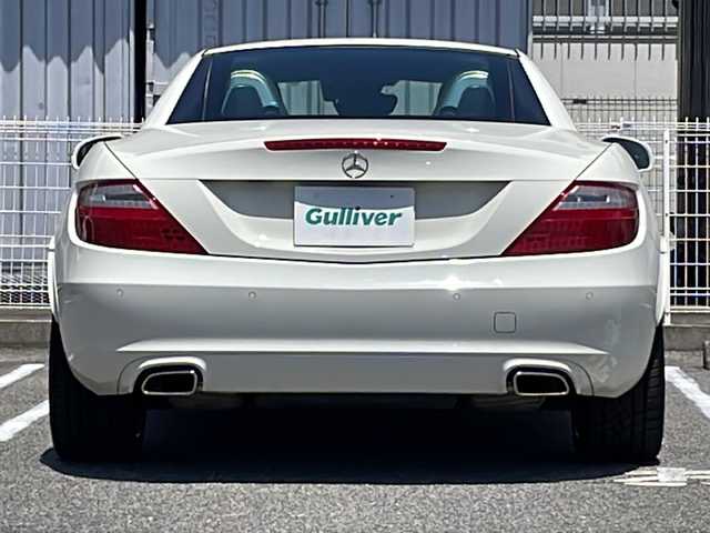 メルセデス・ベンツ ＳＬＫ２００ ブルーエフィシェンシー 愛知県 2011(平23)年 7.3万km カルサイトホワイト /禁煙車//純正ナビ//純正フルセグTV//CD/DVD/BT/USB//ETC//クルーズコントロール//横滑り防止装置//パーキングブレーキ//パークトロニック//デフロスタースイッチ//リアデフォッガースイッチ//ステアスイッチ//パドルシフト//ステアリング調整レバー//レザーシート//パワーシート(D/N)//シートヒーター(D/N)//エアスカーフ(D/N)//メモリーシート(D/N)//純正キセノンオートライト//フロントフォグランプ//純正17インチアルミホイール//オートリトラミラー//ライト付きバニティミラー//手動防眩ミラー//イモビライザー//本革巻きステアリング//スマートキー//スペアキー1本//取扱説明書//ナビ説明書//保証書//D記録簿(H23)