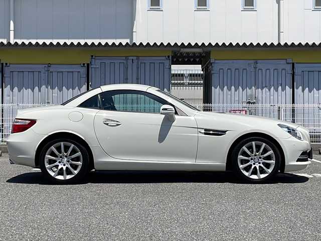 メルセデス・ベンツ ＳＬＫ２００ ブルーエフィシェンシー 愛知県 2011(平23)年 7.3万km カルサイトホワイト /禁煙車//純正ナビ//純正フルセグTV//CD/DVD/BT/USB//ETC//クルーズコントロール//横滑り防止装置//パーキングブレーキ//パークトロニック//デフロスタースイッチ//リアデフォッガースイッチ//ステアスイッチ//パドルシフト//ステアリング調整レバー//レザーシート//パワーシート(D/N)//シートヒーター(D/N)//エアスカーフ(D/N)//メモリーシート(D/N)//純正キセノンオートライト//フロントフォグランプ//純正17インチアルミホイール//オートリトラミラー//ライト付きバニティミラー//手動防眩ミラー//イモビライザー//本革巻きステアリング//スマートキー//スペアキー1本//取扱説明書//ナビ説明書//保証書//D記録簿(H23)