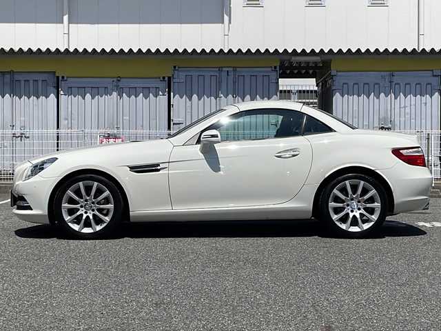 メルセデス・ベンツ ＳＬＫ２００ ブルーエフィシェンシー 愛知県 2011(平23)年 7.3万km カルサイトホワイト /禁煙車//純正ナビ//純正フルセグTV//CD/DVD/BT/USB//ETC//クルーズコントロール//横滑り防止装置//パーキングブレーキ//パークトロニック//デフロスタースイッチ//リアデフォッガースイッチ//ステアスイッチ//パドルシフト//ステアリング調整レバー//レザーシート//パワーシート(D/N)//シートヒーター(D/N)//エアスカーフ(D/N)//メモリーシート(D/N)//純正キセノンオートライト//フロントフォグランプ//純正17インチアルミホイール//オートリトラミラー//ライト付きバニティミラー//手動防眩ミラー//イモビライザー//本革巻きステアリング//スマートキー//スペアキー1本//取扱説明書//ナビ説明書//保証書//D記録簿(H23)