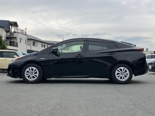 トヨタ プリウス S 静岡県 2018(平30)年 4.8万km アティチュードブラックマイカ エンジンスタートボタン/パワーステアリング/パワーウィンドウ/アイドリングストップ/スマートキー（スペアキー１本）/ETC/メモリナビ（ワンセグTV、CDチェンジャー）/バックカメラ/前後ドライブレコーダー/布系シート/純正アルミホイール/ABS/横滑り防止装置/盗難防止装置/オートライト/キセノンヘッドライト/W+サイドエアバック/カーテンエアバック/社外アルミホイール（スタッドレス）