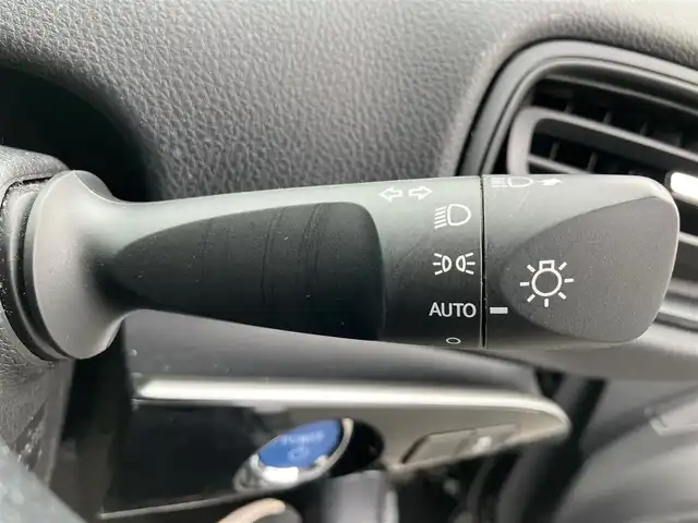トヨタ プリウス S 静岡県 2018(平30)年 4.8万km アティチュードブラックマイカ エンジンスタートボタン/パワーステアリング/パワーウィンドウ/アイドリングストップ/スマートキー（スペアキー１本）/ETC/メモリナビ（ワンセグTV、CDチェンジャー）/バックカメラ/前後ドライブレコーダー/布系シート/純正アルミホイール/ABS/横滑り防止装置/盗難防止装置/オートライト/キセノンヘッドライト/W+サイドエアバック/カーテンエアバック/社外アルミホイール（スタッドレス）
