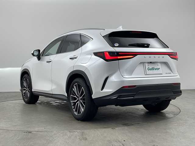 レクサス ＮＸ 250 バージョンL 兵庫県 2022(令4)年 2.5万km ソニッククォーツ ・ワンオーナー/・純正ナビ&TV&Bluetooth&USB&Miracast/・パノラマルーフ/・本革シート/・パノラミックビューモニター/・ビルトインETC2.0/・ドライブレコーダー/・LexusSafety＋/・プリクラッシュセーフティ/・フロントクロストラフィックアラート/・レーンチェンジアシスト/・アダプティブハイビームシステム/・レーダークルーズコントロール/・ロードサインアシスト/・発進遅れ告知機能/・ドライバー異常時対応システム/・プロアクティブドライビングアシスト/・ブラインドスポットモニター/・安心降車アシスト/・パーキングサポートブレーキ/・ハンズフリーパワーバックドア/・三眼フルLEDヘッドランプ/・ヘッドランプクリーナー/・リモートエアコン/・おくだけ充電/・TFT液晶式メーター/・カラーヘッドアップディスプレイ/・ステアリングヒーター/・本革シート/・レクサスクライメイトコンシェルジュ/・ナノイーX/・シートヒーター/・シートベンチレーション/・スマートキー/・アイドリングストップ