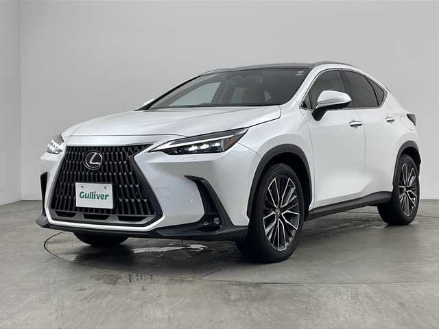 レクサス ＮＸ 250 バージョンL 兵庫県 2022(令4)年 2.5万km ソニッククォーツ ・ワンオーナー/・純正ナビ&TV&Bluetooth&USB&Miracast/・パノラマルーフ/・本革シート/・パノラミックビューモニター/・ビルトインETC2.0/・ドライブレコーダー/・LexusSafety＋/・プリクラッシュセーフティ/・フロントクロストラフィックアラート/・レーンチェンジアシスト/・アダプティブハイビームシステム/・レーダークルーズコントロール/・ロードサインアシスト/・発進遅れ告知機能/・ドライバー異常時対応システム/・プロアクティブドライビングアシスト/・ブラインドスポットモニター/・安心降車アシスト/・パーキングサポートブレーキ/・ハンズフリーパワーバックドア/・三眼フルLEDヘッドランプ/・ヘッドランプクリーナー/・リモートエアコン/・おくだけ充電/・TFT液晶式メーター/・カラーヘッドアップディスプレイ/・ステアリングヒーター/・本革シート/・レクサスクライメイトコンシェルジュ/・ナノイーX/・シートヒーター/・シートベンチレーション/・スマートキー/・アイドリングストップ